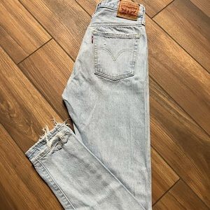 Levi’s 501 light wash jeans size 25